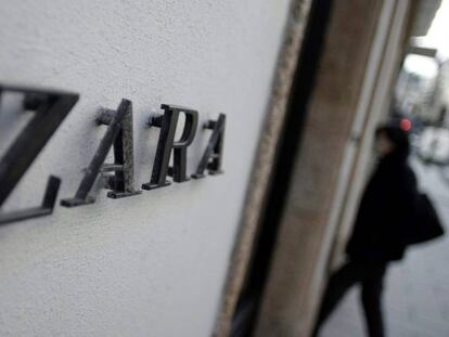 Una mujer entra en una tienda de Zara en A Coruña.