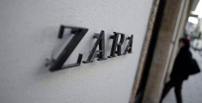 Una mujer entra en una tienda de Zara en A Coruña.