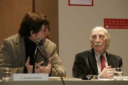 Francisco Ayala (a la derecha) y Luis García Montero, ayer en Madrid.