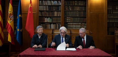 El presidente de Chery, Tongyue Yin; el presidente de Foment, Josep Sánchez Llibre y el presidente de la patronal del metal UPM, Jaume Roura, este lunes, en Barcelona.