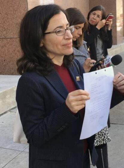 La abogada Fatma Marouf muestra la resolución del caso de Sara Beltran.