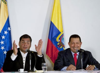 El presidente de Venezuela, Hugo Chávez (derecha), y el de Ecuador, Rafael Correa, durante una conferencia de prensa en Caracas.