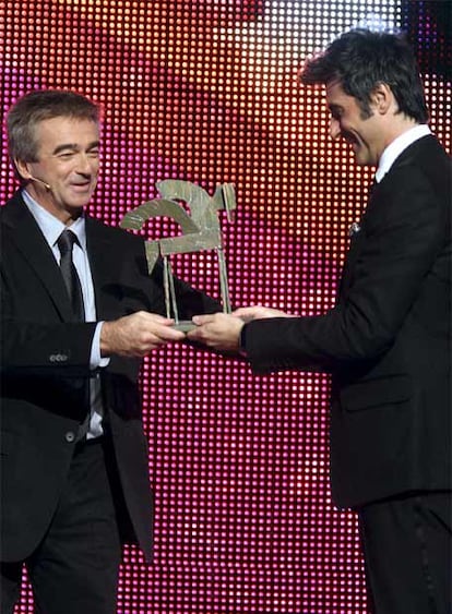 Carlos Francino entrega el premio al "Mejor presentador de tv" a Jorge Fernández por su versatilidad en la conducción de dos programas de éxito