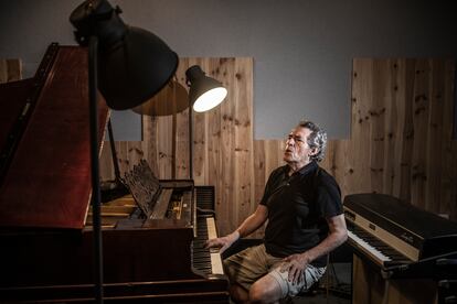 
Miguel Ríos, entona una canción en su estudio de grabación en Madrid.
