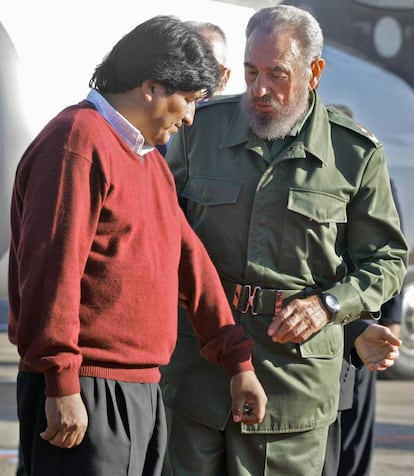 El 30 de diciembre de 2005, el presidente electo de Bolivia, Evo Morales, se reúne con el presidente cubano Fidel Castro a su llegada al aeropuerto de José Martí, en La Habana.