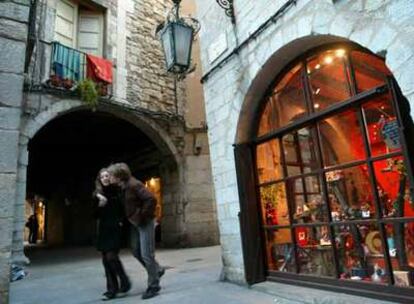 El Barrio Viejo de Girona, totalmente reformado, bulle de vida, tiendas, restaurantes y actividad cultural entre adoquines, pasajes arcados y románticas plazoletas.