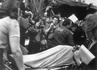 El cuerpo sin vida del actor John Belushi siendo retirado del hotel Chateau Marmont, donde falleció en 1982.