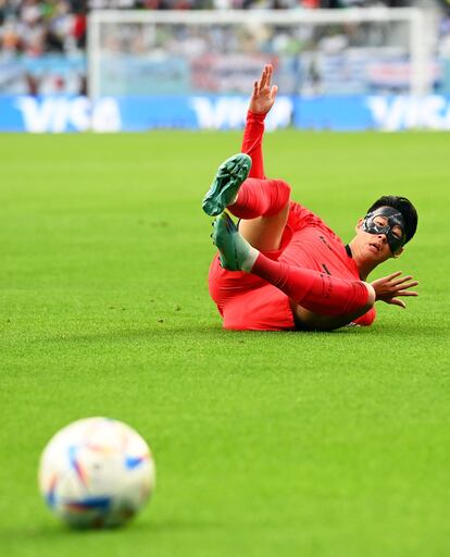  Son Heung, jugador coreano, tras sufrir una falta en el partido contra Uruguay. 
