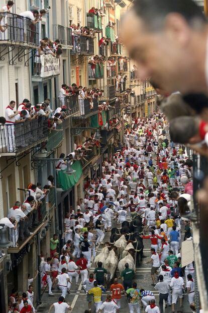 Los mozos corren, por la calle de la Estafeta, delante de los toros de la ganadería salmantina de Valdefresno que han protagonizado el tercer encierro de los sanfermines.