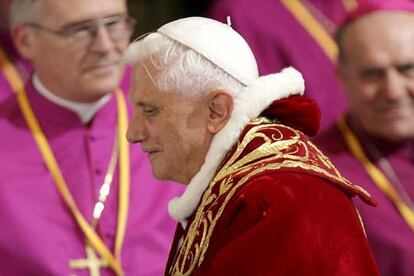 El papa Benedicto XVI llega a la catedral de San Juan, de Varsovia. El sucesor, nacido en Alemania, del desaparecido papa polaco Juan Pablo II, después viajará a la Basílica en honor de la Virgen María, más venerada del país, en Czestochowa. El Papa Ratzinger también visitará el campo nazi de la muerte de Auschwitz situado en la ciudad polaca de Oswiecim, al sur del país.