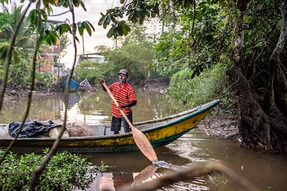 El pescador y navegante, Frigerio Caicedo Valencia, rema en el litoral del río Guapi.