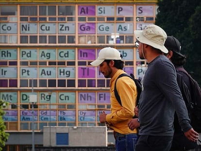 Estudiantes caminan frente la facultad de Química de la UNAM, el 4 de octubre.