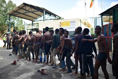 Migrantes hacen cola para ser atentidos a su llegada al CETI.