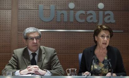 La vicepresidenta del Banco Europeo de Inversiones, Magdalena Álvarez tras firmar un convenio de apoyo a las pymes con el presidente de Unicaja, Braulio Medel