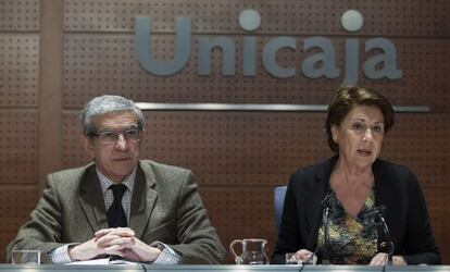 La vicepresidenta del Banco Europeo de Inversiones, Magdalena &Aacute;lvarez tras firmar un convenio de apoyo a las pymes con el presidente de Unicaja, Braulio Medel  