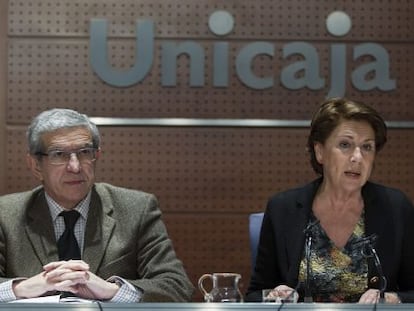 La vicepresidenta del Banco Europeo de Inversiones, Magdalena &Aacute;lvarez tras firmar un convenio de apoyo a las pymes con el presidente de Unicaja, Braulio Medel  