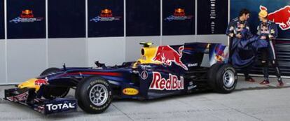 Webber, a la izquierda, y Vettel destapan ayer en Jerez el nuevo coche de la escudería Red Bull.