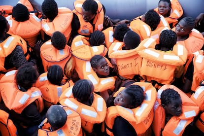 Los chalecos salvavidas naranjas que contrastan con el negro de la piel africana, una imagen ya habitual en los telediarios y periódicos en esta época del año.