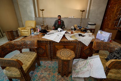 Un rebelde sirio, sentado en un despacho del palacio presidencial, este domingo en Damasco.