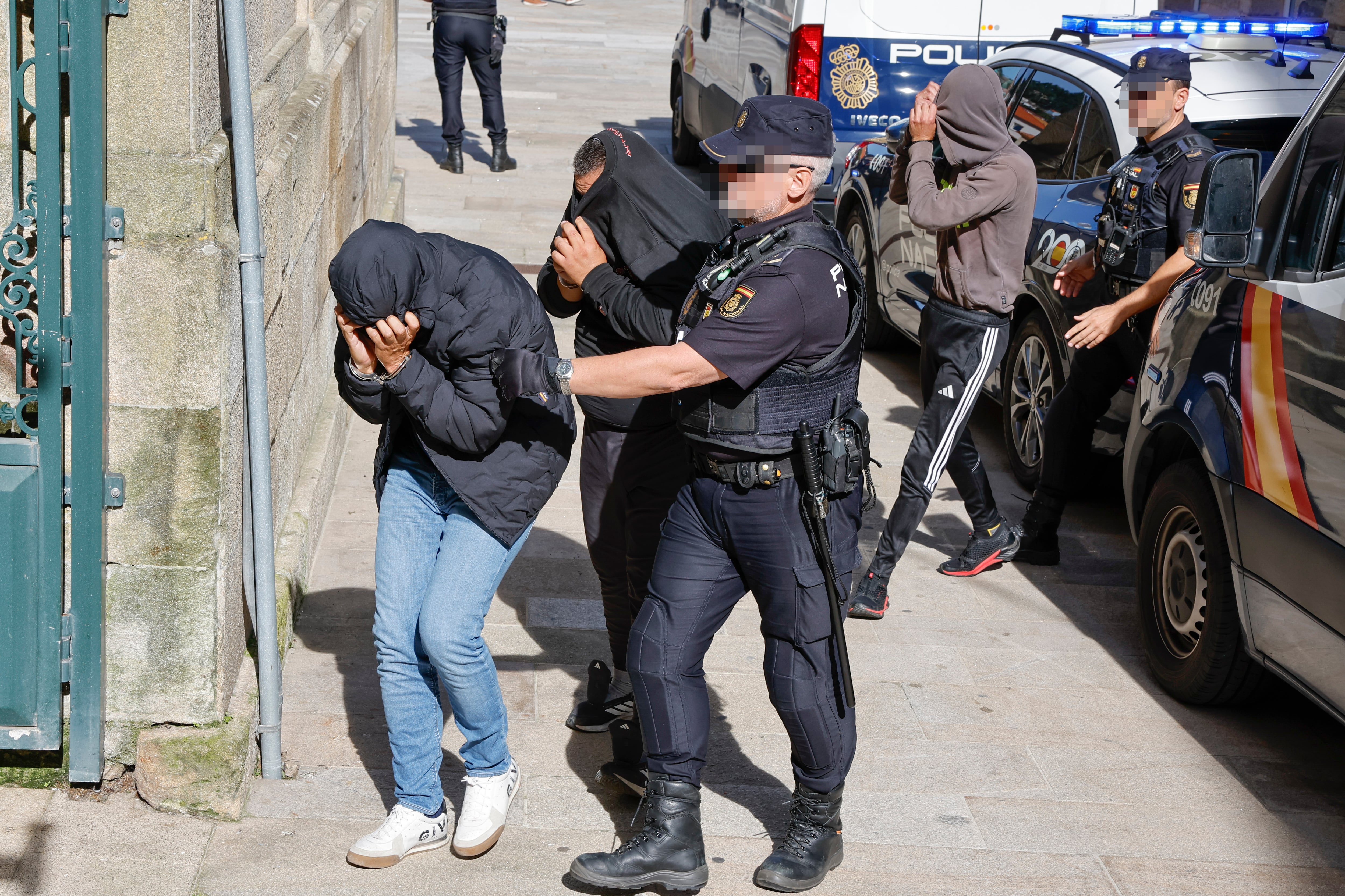 Paso a disposición judicial de los detenidos por el alijo de 3.500 kilos de cocaína que se incautó en A Pobra do Caramiñal (A Coruña) el pasado septiembre.