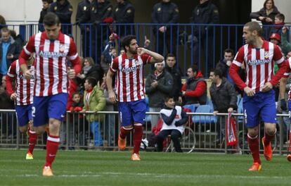 Raúl García celebra el primer gol del partido.