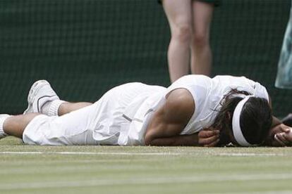 Nadal se lamenta en el suelo tras un punto perdido.