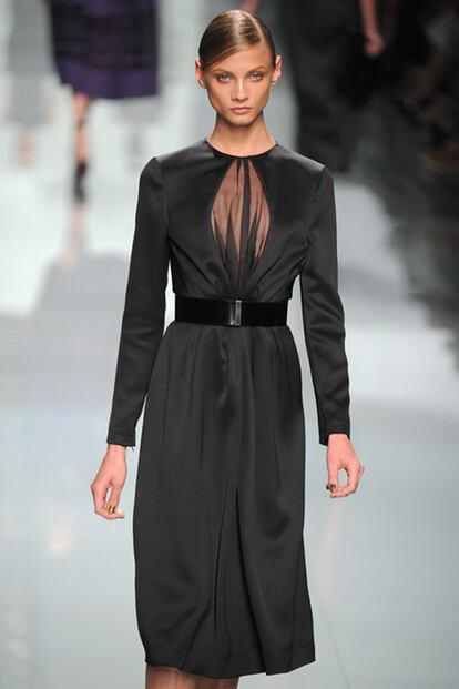 Por Laura Álvarez. Dior presentó este vestido largo con transparencia en el escote y cinturón de piel dentro de su colección de Alta Costura otoño-invierno 2012 (3900 euros).
