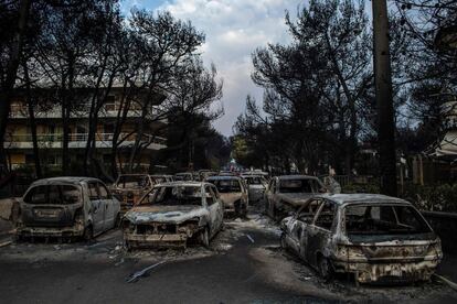 Cotxes calcinats a Mati (Grècia).