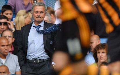 Mourinho, en su vuelta a Stamford Bridge. Al fondo, David Luiz. 