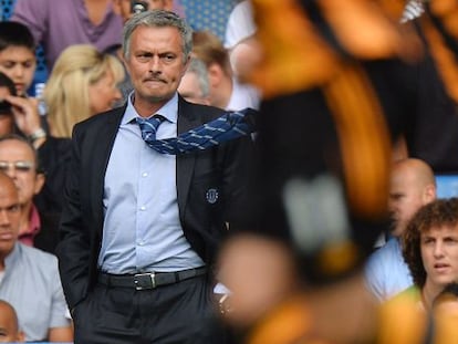 Mourinho, en su vuelta a Stamford Bridge. Al fondo, David Luiz. 