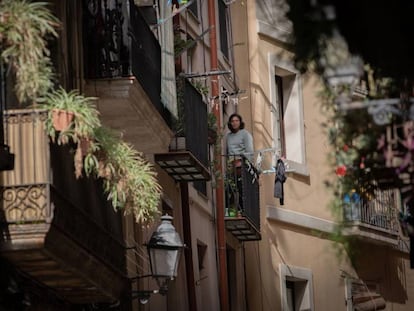 Un hombre se asoma al balcón durante la cuarentena en Barcelona.