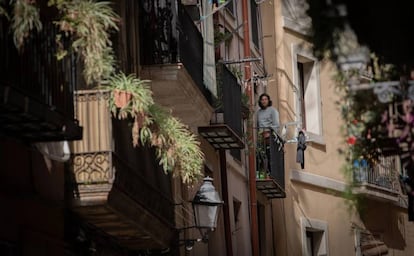 Un hombre se asoma al balcón durante la cuarentena en Barcelona.