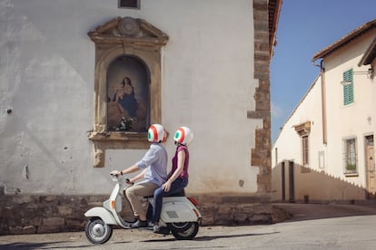 Una pareja en una Vespa en Florencia.