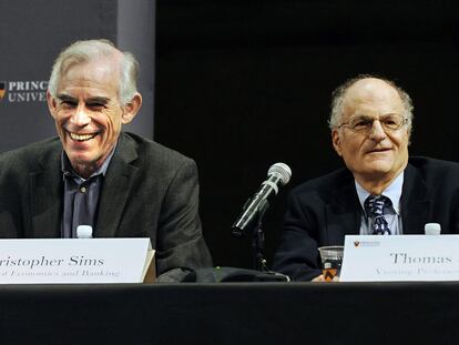 Los catedráticos Christopher A. Sims y Thomas J. Sargent, ayer en su comparecencia tras recibir el Nobel de Economía.