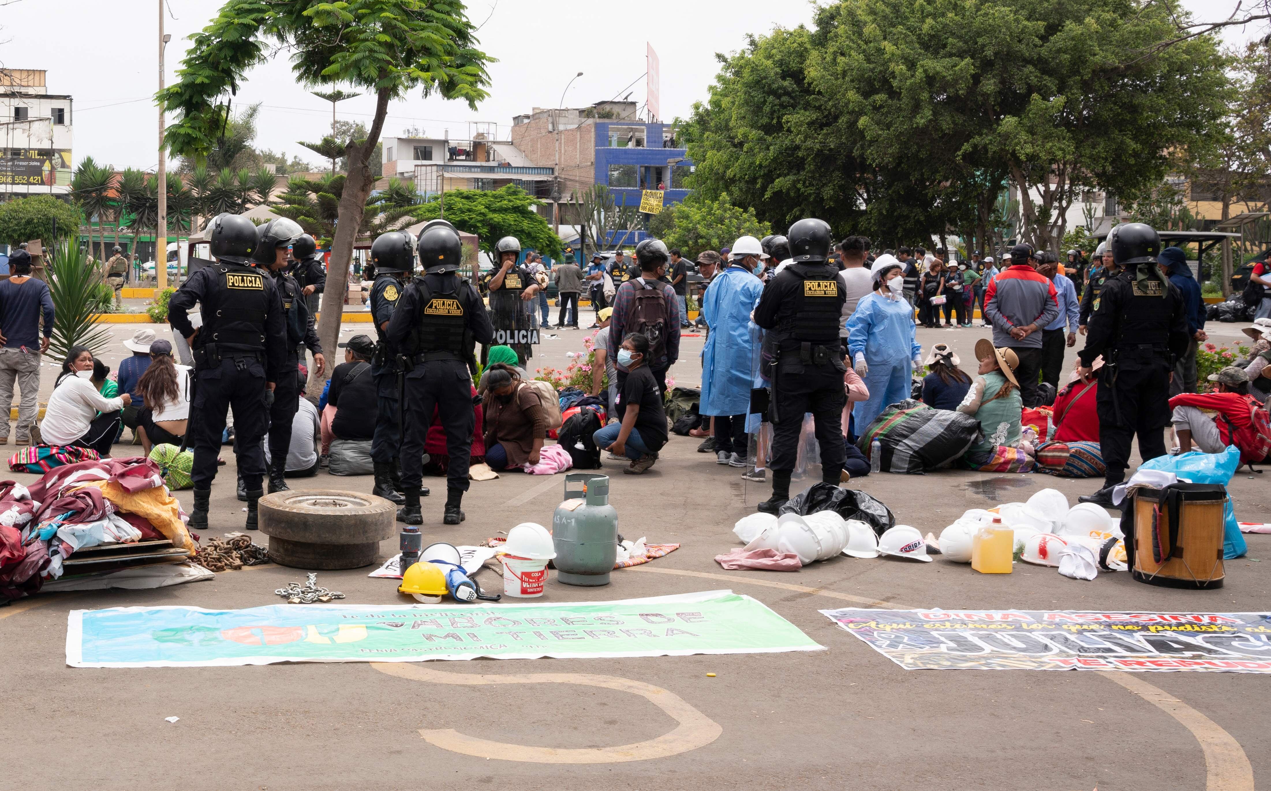 Agentes de la policía y detenidos, dentro del campus de la Universidad Nacional Mayor de San Marcos, el pasado sábado.