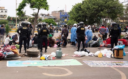 Agentes de la policía y detenidos, dentro del campus de la Universidad Nacional Mayor de San Marcos, el pasado sábado.