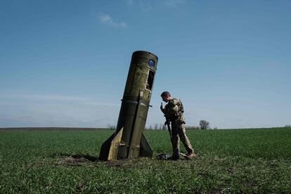 Un soldado ucranio mira los restos de un misil ruso que impacto a las afueras de Bohodarove, al este de Ucrania.