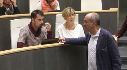 Martin Garitano conversa con los diputados Ander Rodríguez y Garbiñe Errekondo en el pleno de las Juntas de Gipuzkoa.