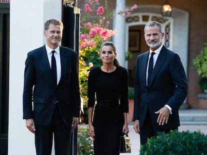 Los Reyes han visitado esta tarde la residencia del embajador del Reino Unido en España, Hugh Elliott (a la izquierda), para expresarle su pésame por la muerte de la reina Isabel II y firmar en el libro de condolencias.