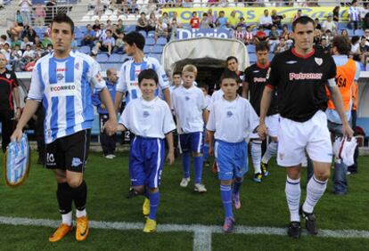 Los dos equipos salieron juntos al inicio del partido para abrir los actos del 90º aniversario del Deportivo Alavés.