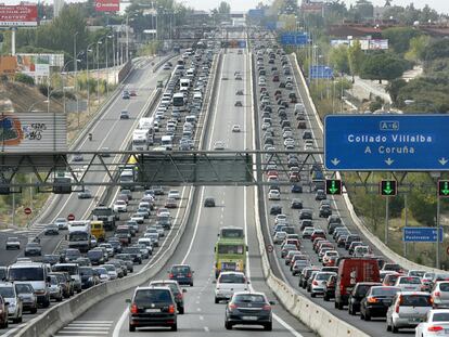 Atascos de tráfico en una de las autovías de acceso a Madrid.