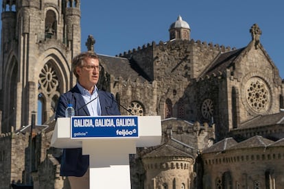 El presidente gallego y candidato del PP, Alberto Núñez Feijóo, participa en un mitin en O Carballiño (Ourense), el pasado viernes.