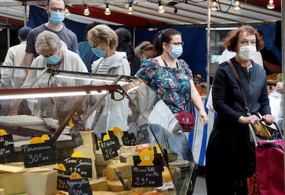 Varias personas hacen la compra en un mercado al aire libre de París el pasado mes de agosto.