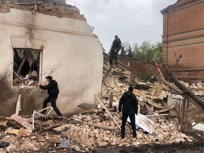 Oficiales de policía trabajan en las inmediaciones del museo alcanzado por un ataque ruso en Kupiansk (Járkov) este martes.