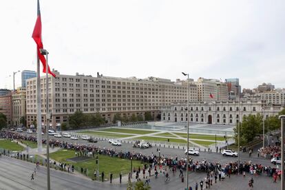 El papa Francisco inició una visita de Estado de tres días a Chile en medio de las muestras multitudinarias de fervor y adhesión hacia su persona y algunas protestas aisladas de rechazo a esta gira apostólica, que proseguirá el próximo jueves en Perú. En la imagen, recorrido del papamóvil junto al palacio presidencial de La Moneda, en Santiago (Chile), el 15 de enero de 2018.