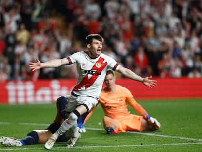 Fran García celebra el segundo gol del Rayo Vallecano en el partido de la Liga ante el Barcelona, en Vallecas este miércoles.