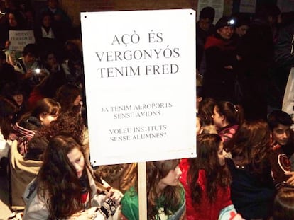 Encierro de alumnos en el instituto de Villalonga (Valencia) en la noche del miércoles.