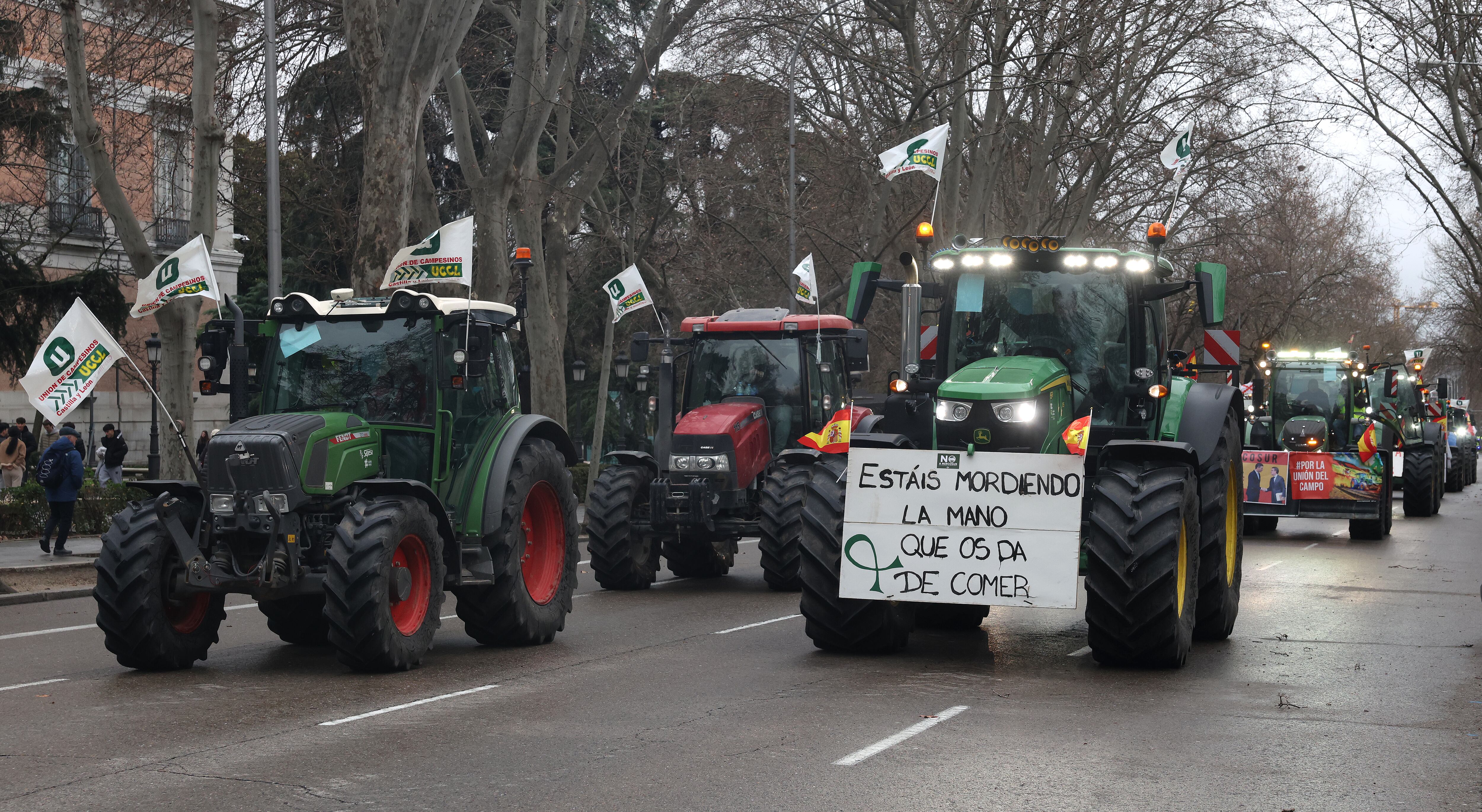 Varios tractores en el Paseo del Prado de Madrid durante una protesta en febrero.