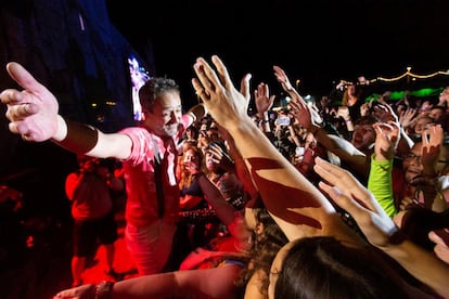 El cantante del grupo Love of Lesbian, Santi Balmes (a la izquierda), saluda a los asistentes del concierto, el 8 de agosto.