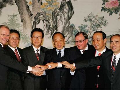 De izquierda a derecha: Christopher Hill, Kim Kye-gwan, Wu Dawei, Li Zhaoxing, Alexander Alexeyev, Song Min-soon y Kenichiro Sasae, en Pakín.